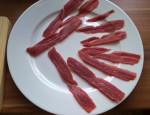 Mageres Rindfleisch in dünne Streifen geschnitten